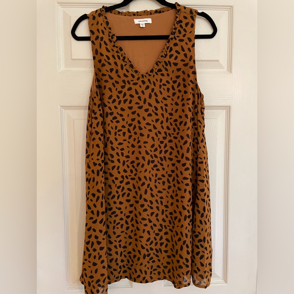 Women’s ruffled v-neck leopard print dress.